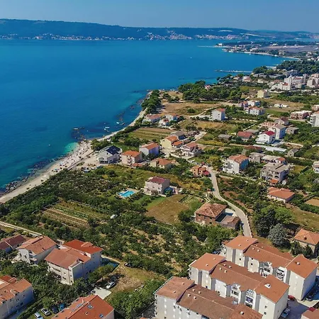 In Kastel Stafilic With Kitchen Holiday home Kastela