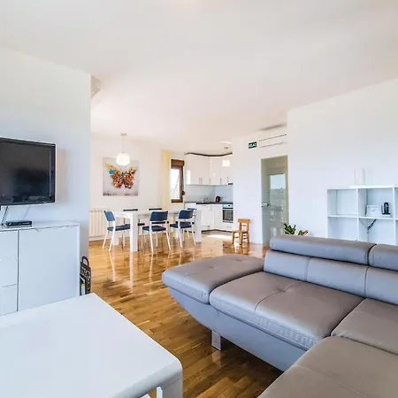 In Kastel Stafilic With Kitchen Holiday home Kastela