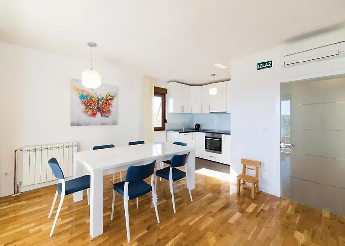 Five-bedroom In Kastel Stafilic *