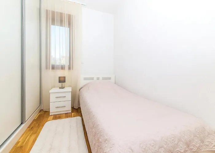 Five-bedroom In Kastel Stafilic