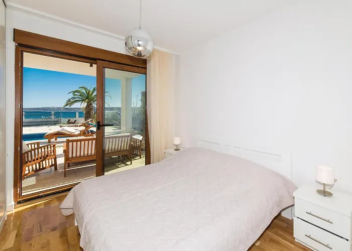 Five-bedroom In Kastel Stafilic