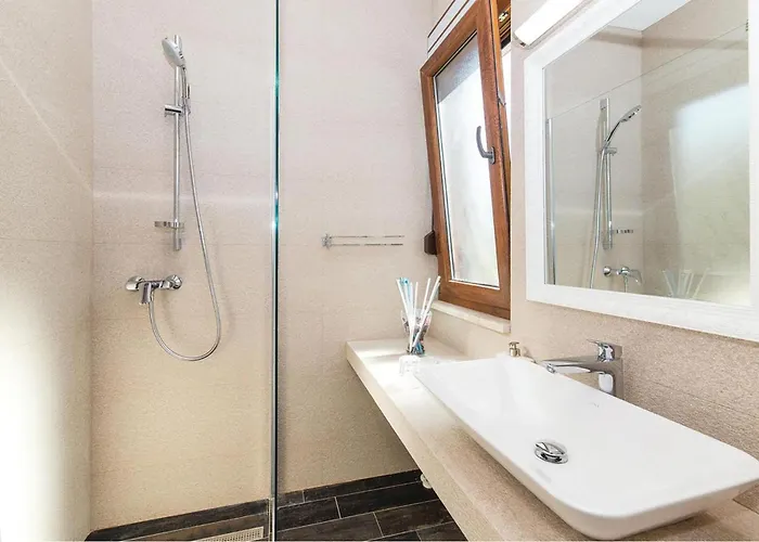 Five-bedroom In Kastel Stafilic *